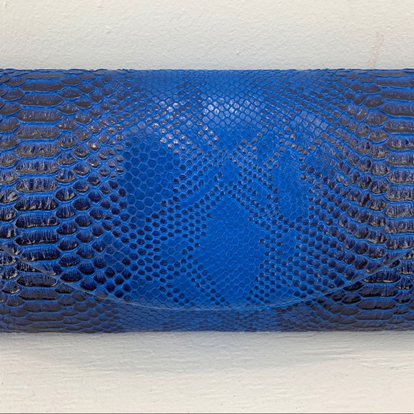 Blue Vinyl Snake print Clutch - Picture 5 of 9